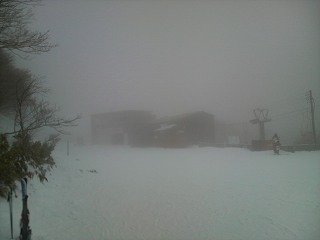 御在所スキー場、吹雪きの図。。。