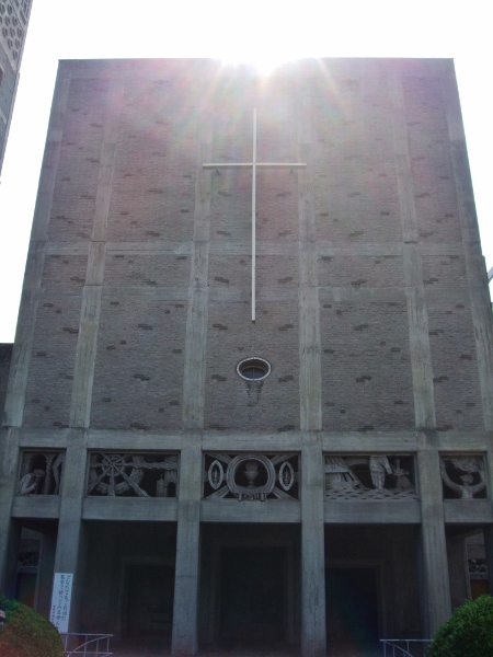 世界平和記念聖堂正面の壁面