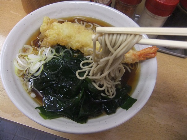 梅もと赤羽店の大海老天そば２