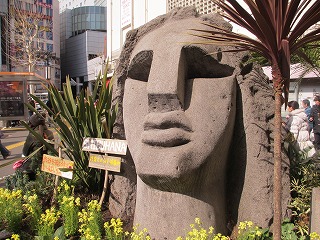 渋谷の待ち合わせ場所はモアイ像前