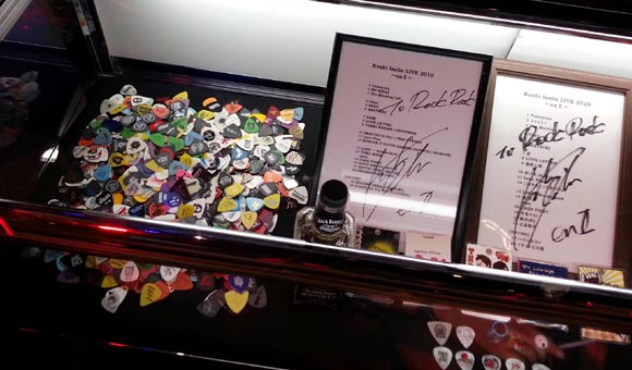 32 RBR Zeppなんば内 B'z展示 3.jpg