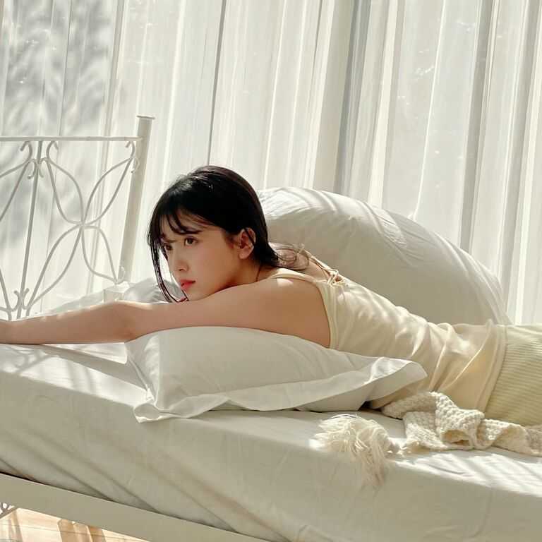 ☆乃木坂46♪久保史緒里『WHITE graph.008』オフショット公開