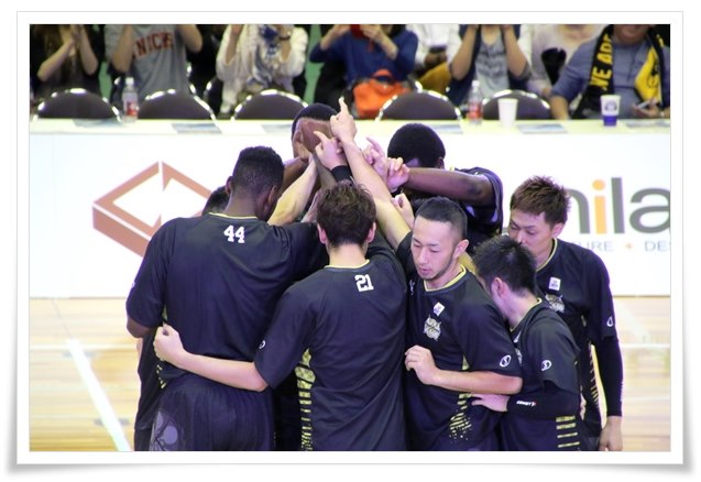 金沢武士団-10 円陣で士気を盛り上げて-2 15.10.3