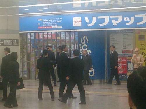 天皇皇后両陛下がソフマップから出てきた？（笑）