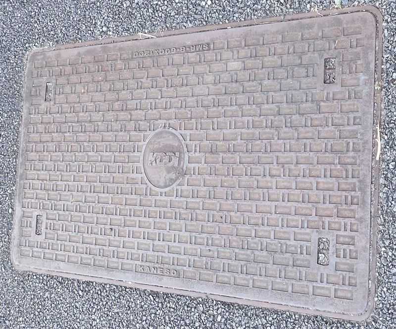 KDDI のマンホール
