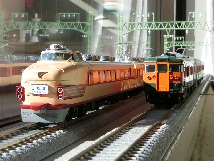 東海道本線を行く151系「こだま」と115系湘南色 | HOゲージの世界へ
