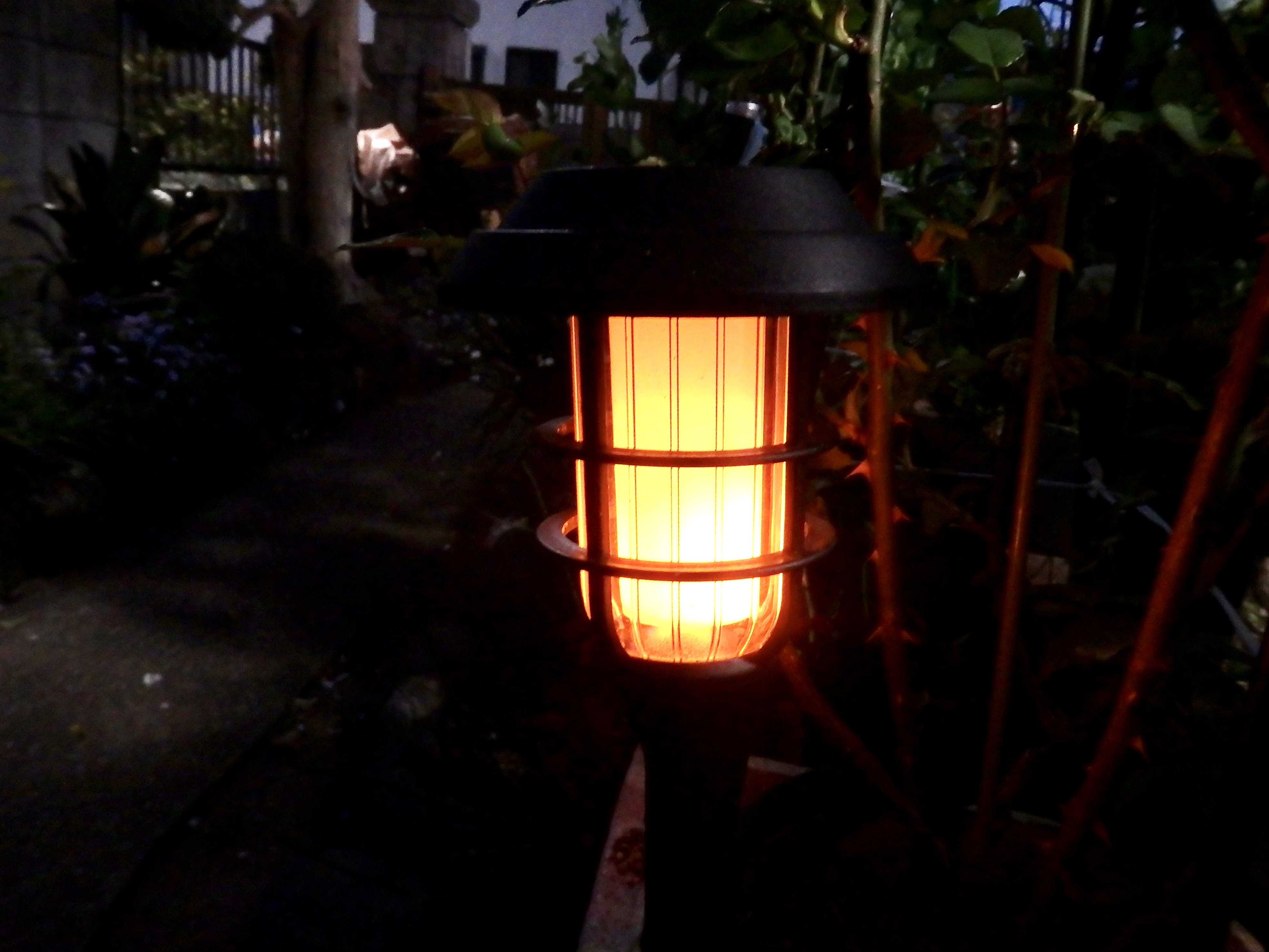 炎ゆらゆらのソーラーライトが灯る庭 Quatre Saisons ベランダとお庭の四季 楽天ブログ