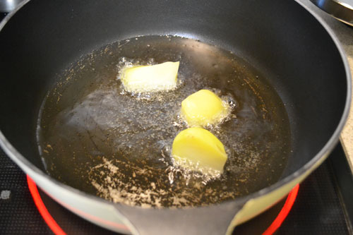 太白胡麻油じゃがいも揚げる.jpg