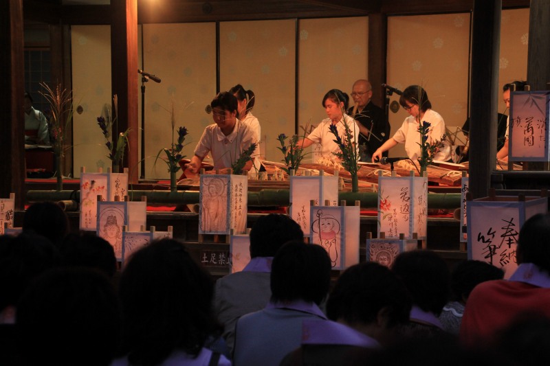 宝山寺境内灯篭_03.jpg