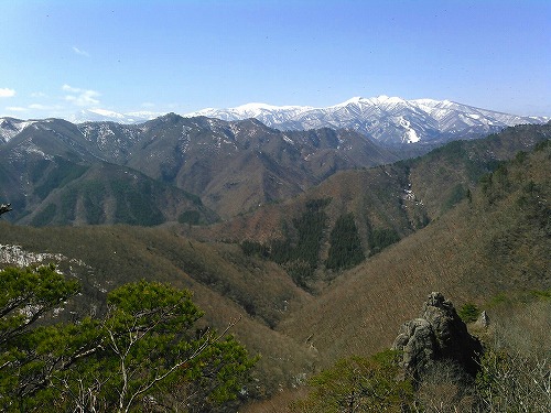 20150402オボコンベ山マンモス岩と南蔵王.jpg