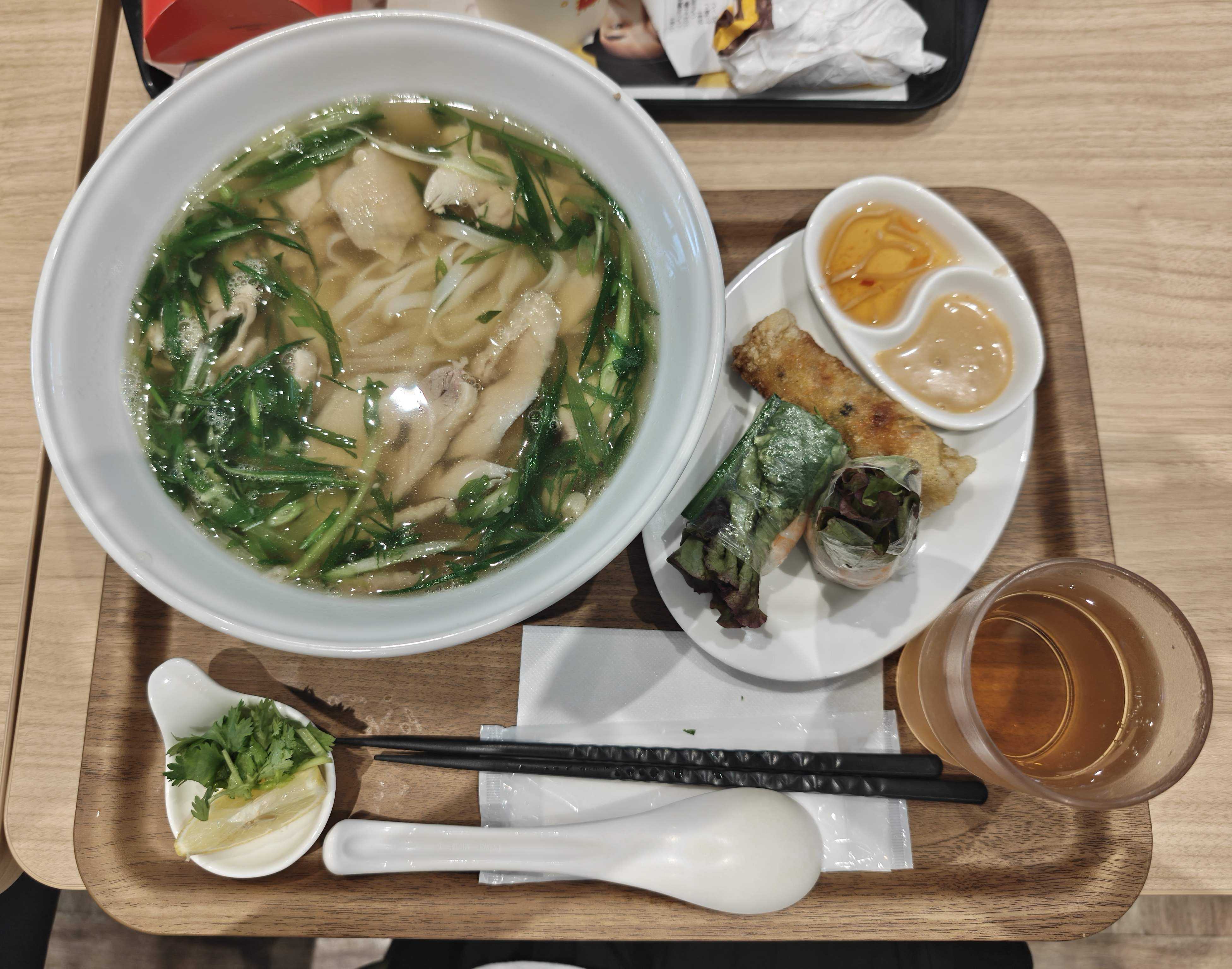 イオンモール津田沼North フードコートランチ　フォーエクスプレス　鶏肉フォー　春巻きセット