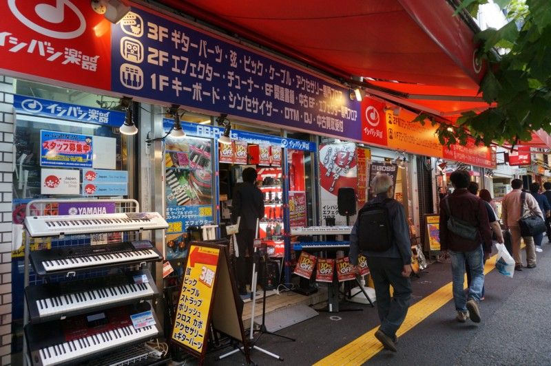 お茶の水楽器店街と小川町スポーツ用品店街 神田学生街と共に 東京の街並み観察 ６０ 東京今昔物語 写真の世界 Http Wakowphoto World Coocan Jp より 楽天ブログ