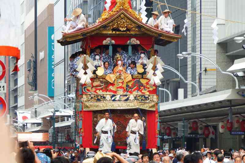 京都・祇園祭 お稚児さん・凛々しくしめ縄を切る！ | お散歩