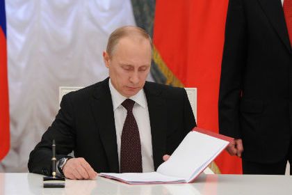 プーチン大統領 ドニェツク人民共和国とルガンスク人民共和国市民のパスポート 身分証明証をロシア国内で認める法案に署名 即日効力発行 事実上両地区からの住民がロシアとの行き来自由に 深まるウクライナとの対立でパラシェンコ大統領 ミュンヘン和平協定逸脱 と