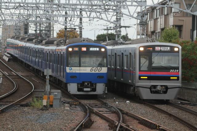 京成 新型スカイライナ-5周年&京急ブル-並走2