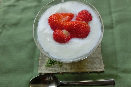 ヨーグルトとイチゴ