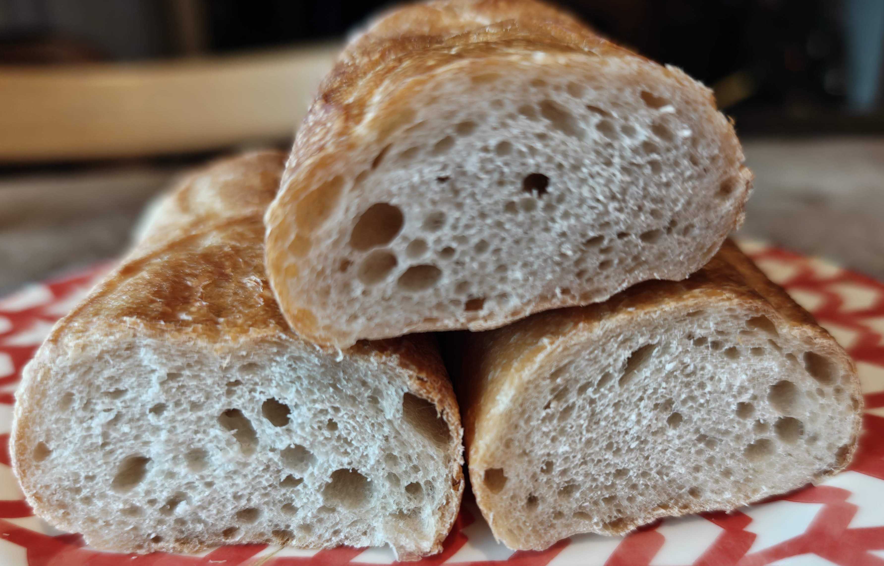 泉岳寺駅　パン屋・デリ　PANETTERIA HAGARI(パネッテリア ハガリ)　バケットの断面