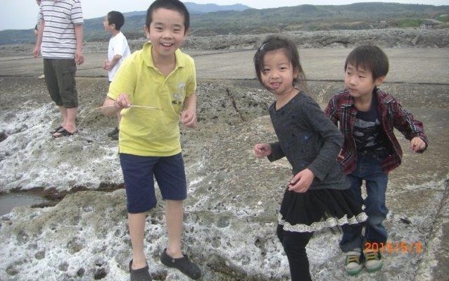 七浦海岸で子供たち.jpg