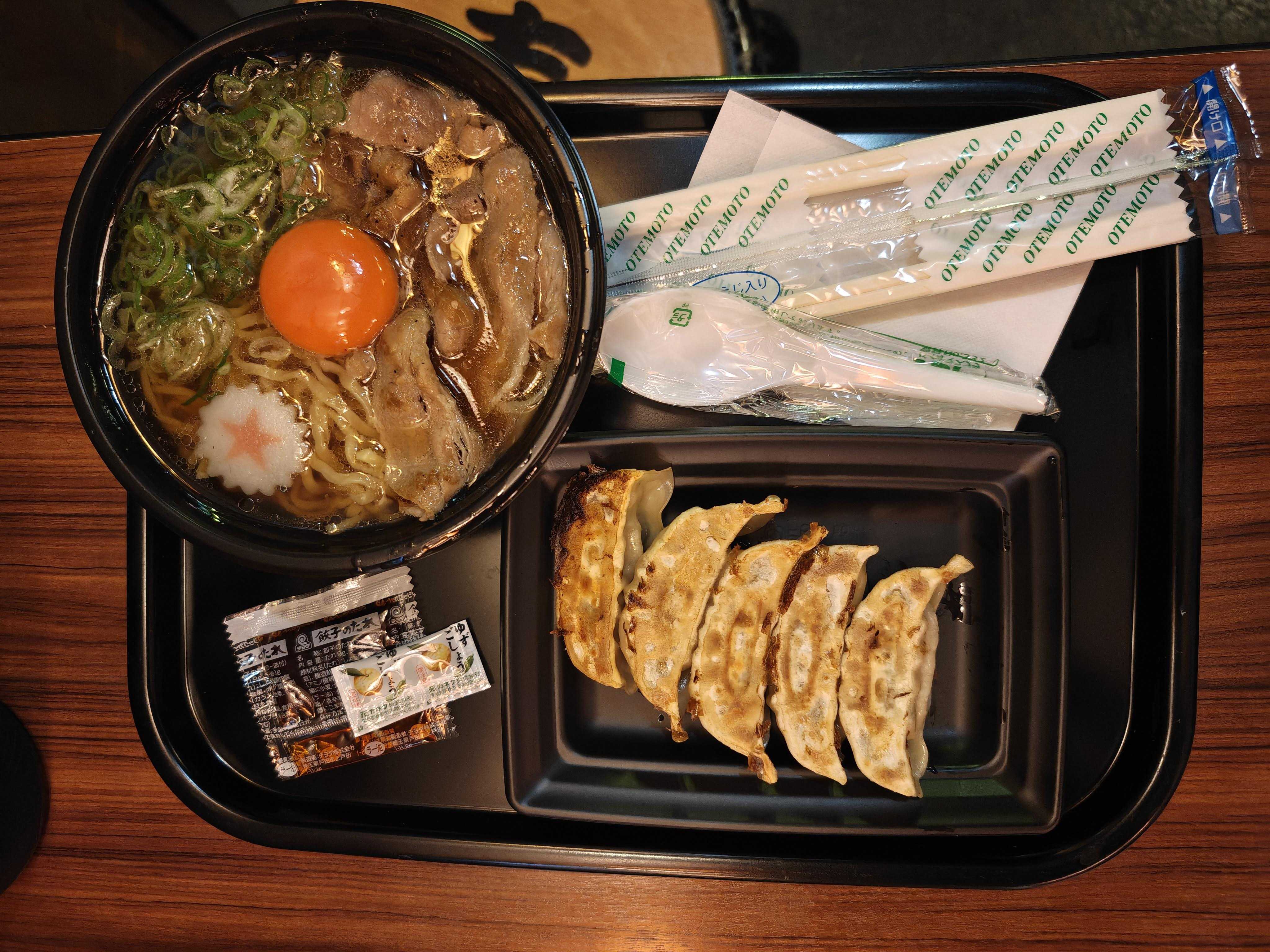 池袋ナンジャタウン　餃子スタジアム　ぎょうざ 越智のみんなの肉玉そば、旨味肉汁餃子