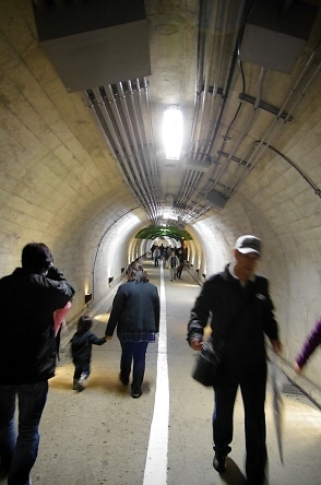 47.このトンネルを数百メートル歩きエレベーターで