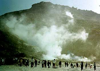 屈斜路湖畔の硫黄山