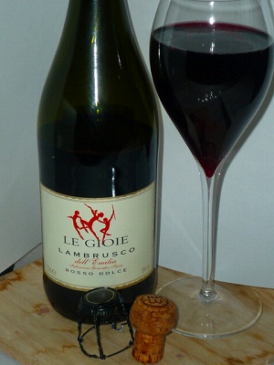 Medici Ermete Le Gioie Lambrusco Rosso Dolce NV glass.jpg