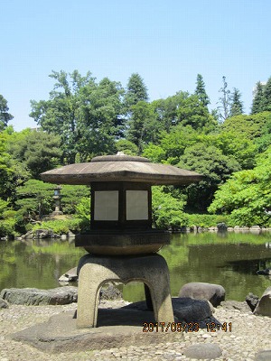 庭園の中の灯籠