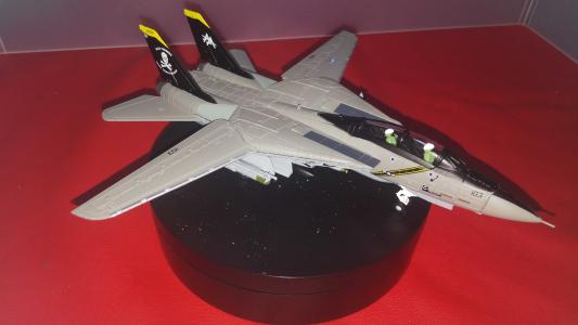 F/A-18E スーパーホーネット 1/100　アシェット　サンライナーズ Amazon | 1/100スケール F/A-18 F18 スーパーホーネット 賞金
