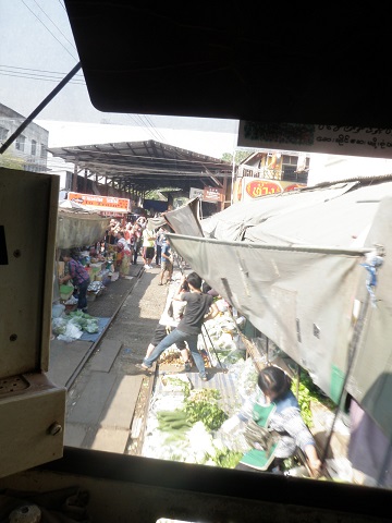 １／３路線市場　電車出発 2