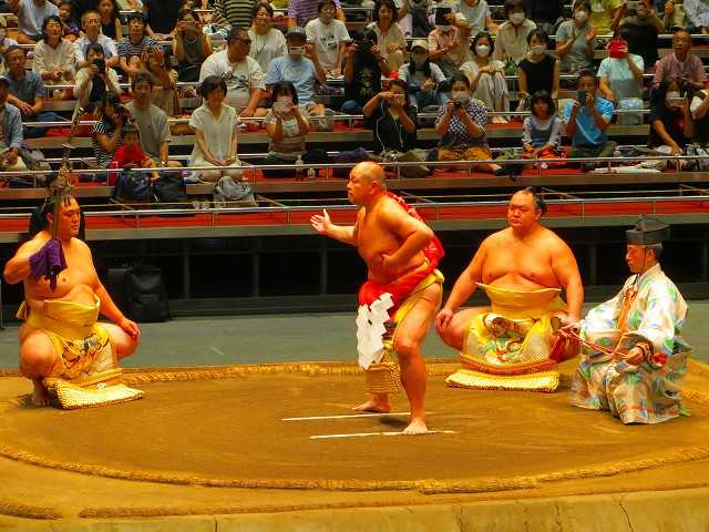 還暦土俵入り 第61代横綱『北勝海』・・・とは？ 八角理事長 60歳 雲龍型の土俵入り 露払い：北勝富士 太刀持ち：隠岐の海 | 「きらりの旅日記」  - 楽天ブログ