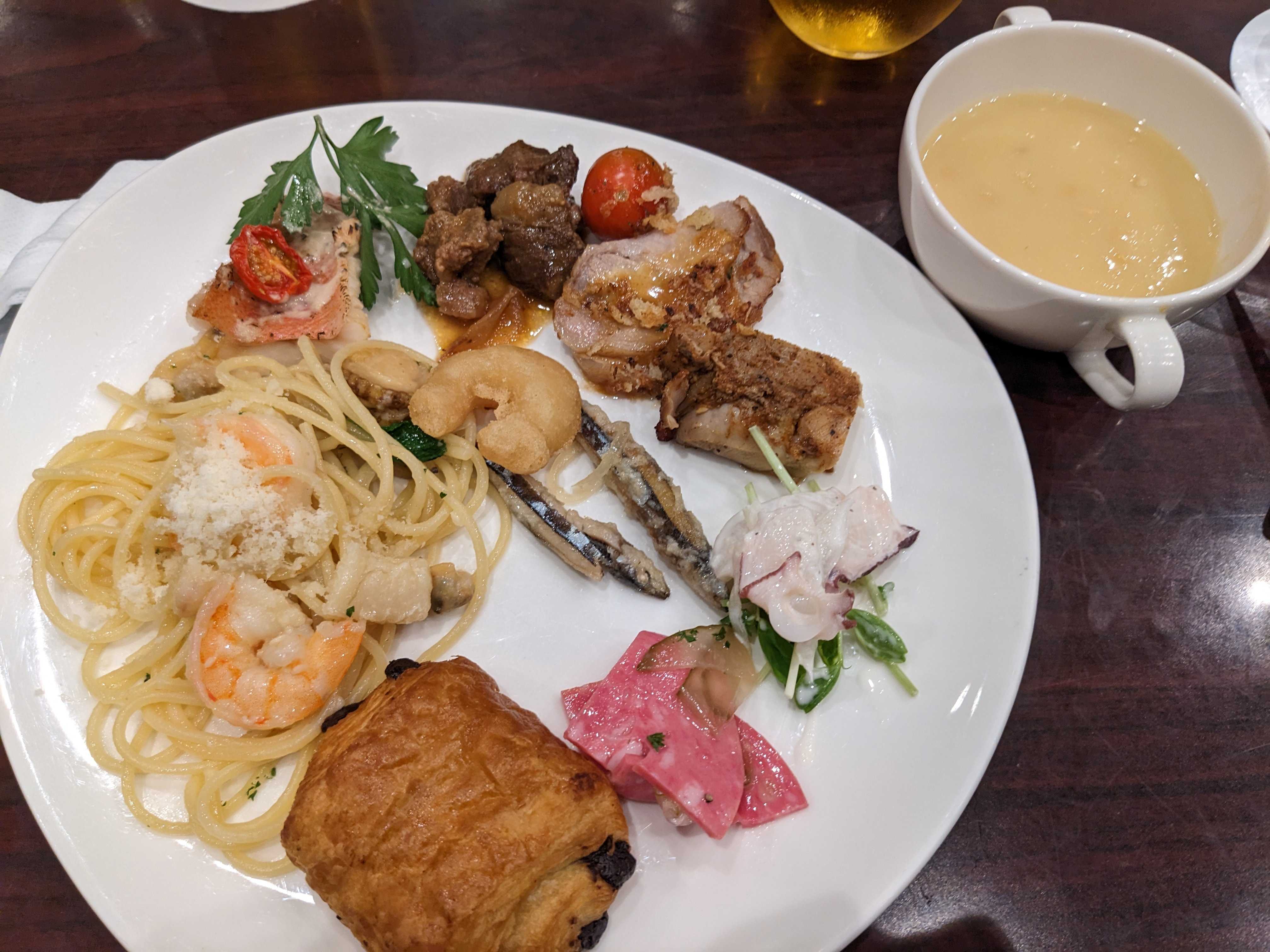 オクマプライベートビーチ＆リゾートのサーフサイドカフェの夕食ビュッフェ