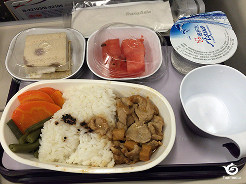 台北発の機内食。豚肉