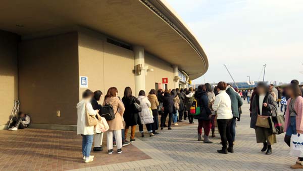 9 福岡 会場外トイレ行列 初日1536.JPG