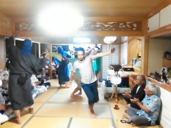 一緒に踊るきいやま商店の３人