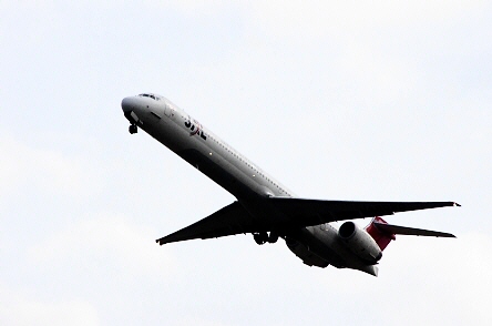 94.羽田に帰るMD-90の離陸