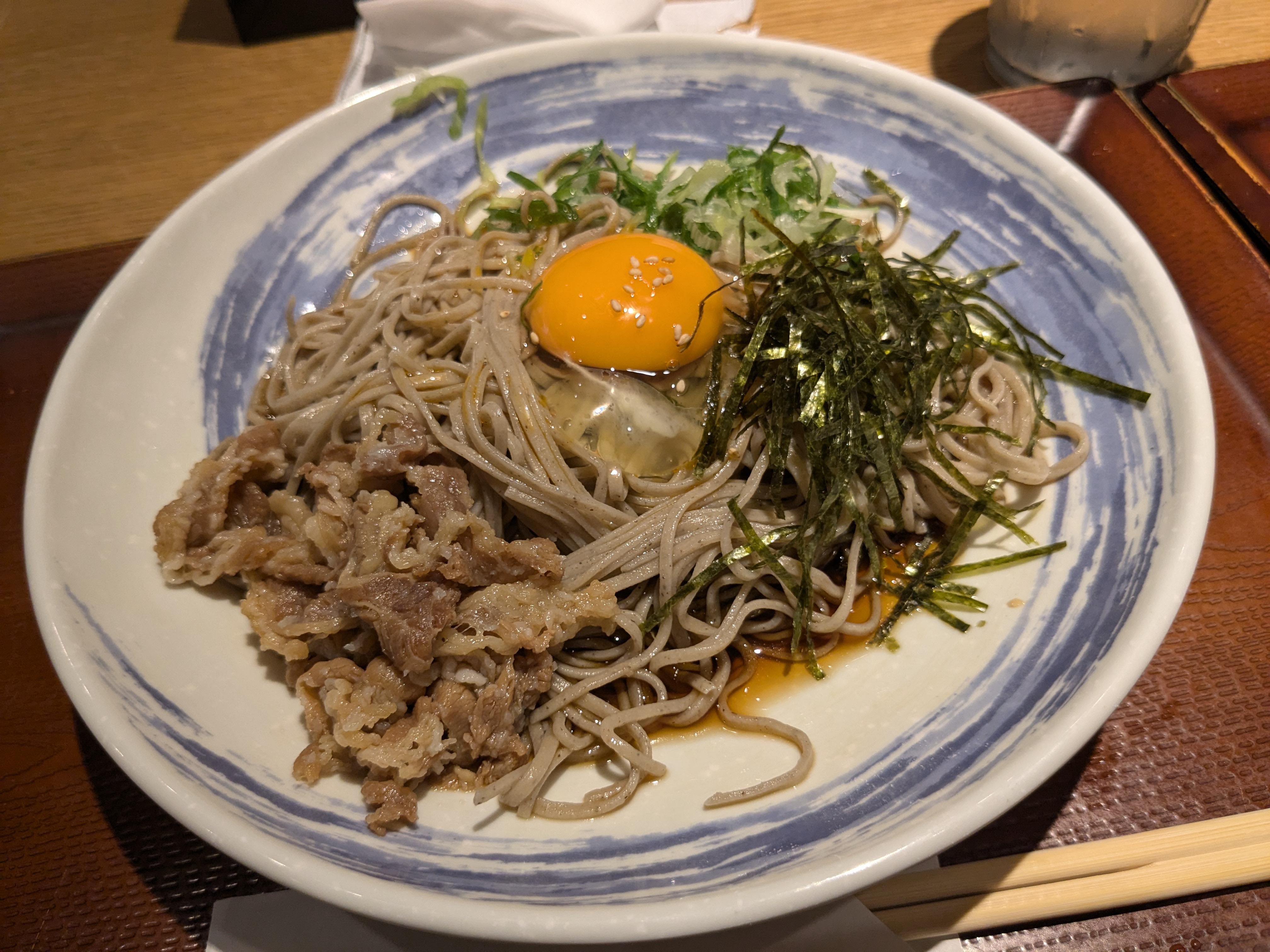 東京駅構内グランスタ　江戸切り 助六そば ぬる燗佐藤　肉ぶっかけそば