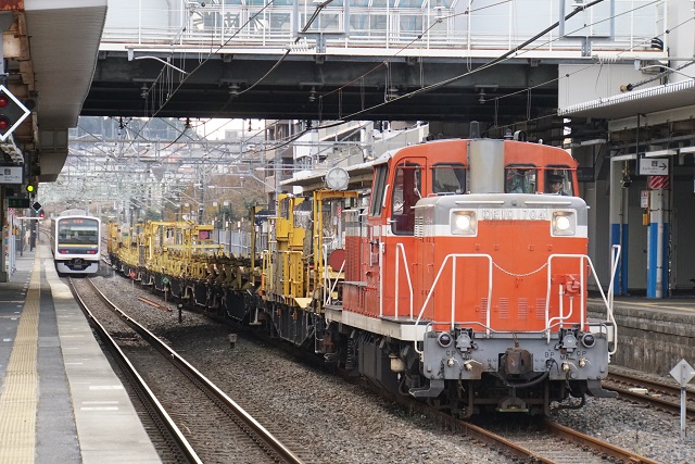 DE10 1704牽引 銚子ロングチキ工臨と 並んで発車3