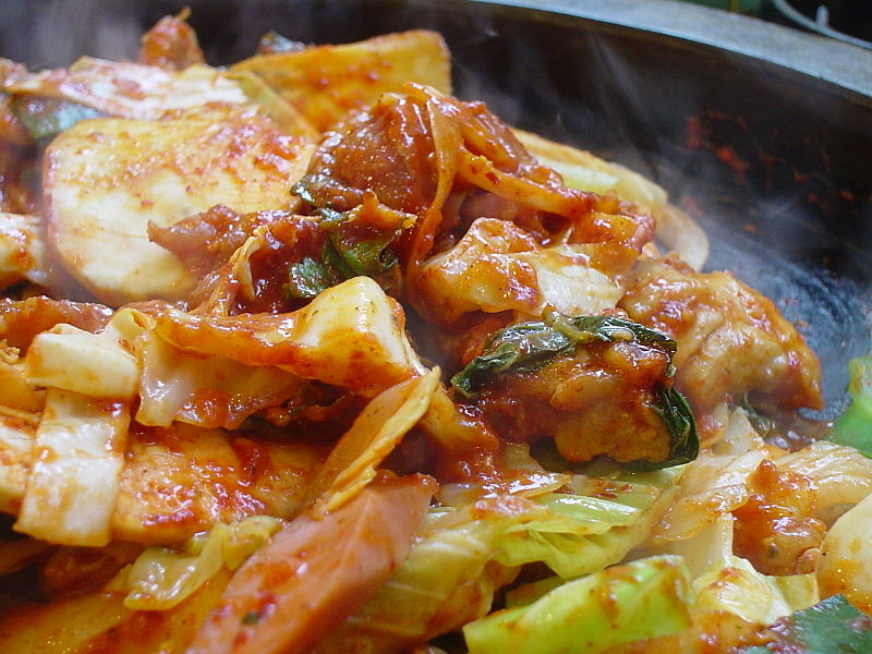 800px-Korean_cuisine-Dakgalbi-01.jpg