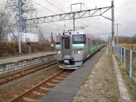 美々駅に入る手稲行き列車