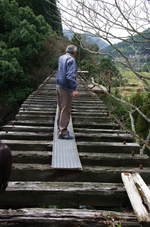 130.鉄橋の説明をしてくれている地元の自治会長さん