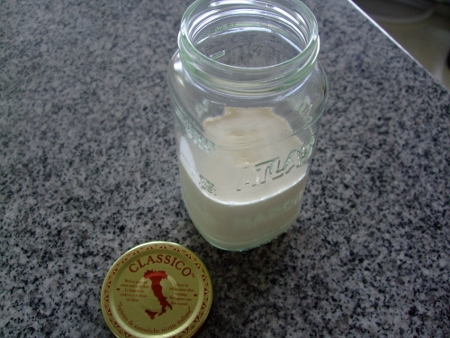 生クリームをビンに