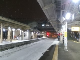 駅のホームで待つ