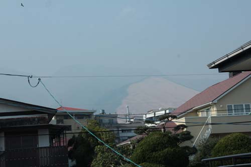 かすんだ山々