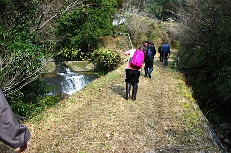 145.小川を渡り