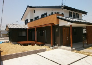 中作邸完成写真-左側面.jpg