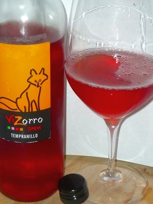 Vizorro Tempranillo Rosado NV glass.jpg