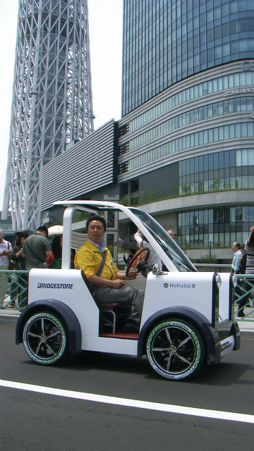 スカイツリーの前で