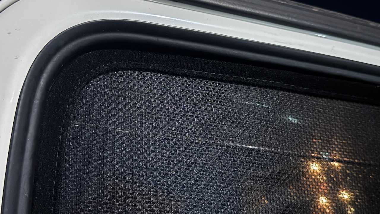 ジムニーJB23 メッシュカーテン 装着 運転席側