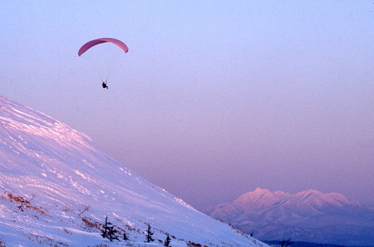 「銀嶺に舞う」（美幌峠）～夕映えの美幌峠がパールピンクに輝く大空をパラグライダーが悠然と舞っていました.jpg