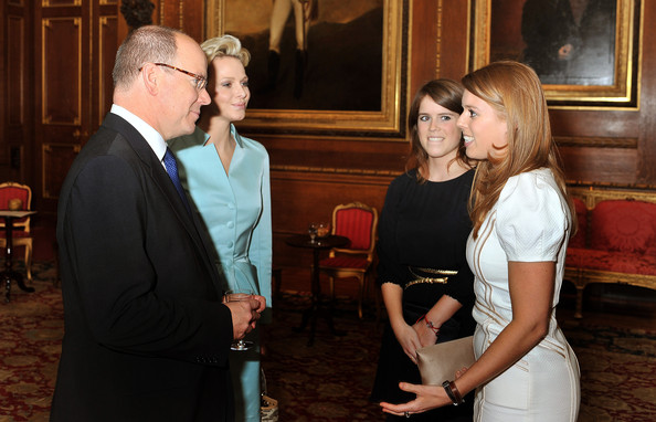 シャーリーン妃と英国・ユージェニー王女とベアトリーチェ王女